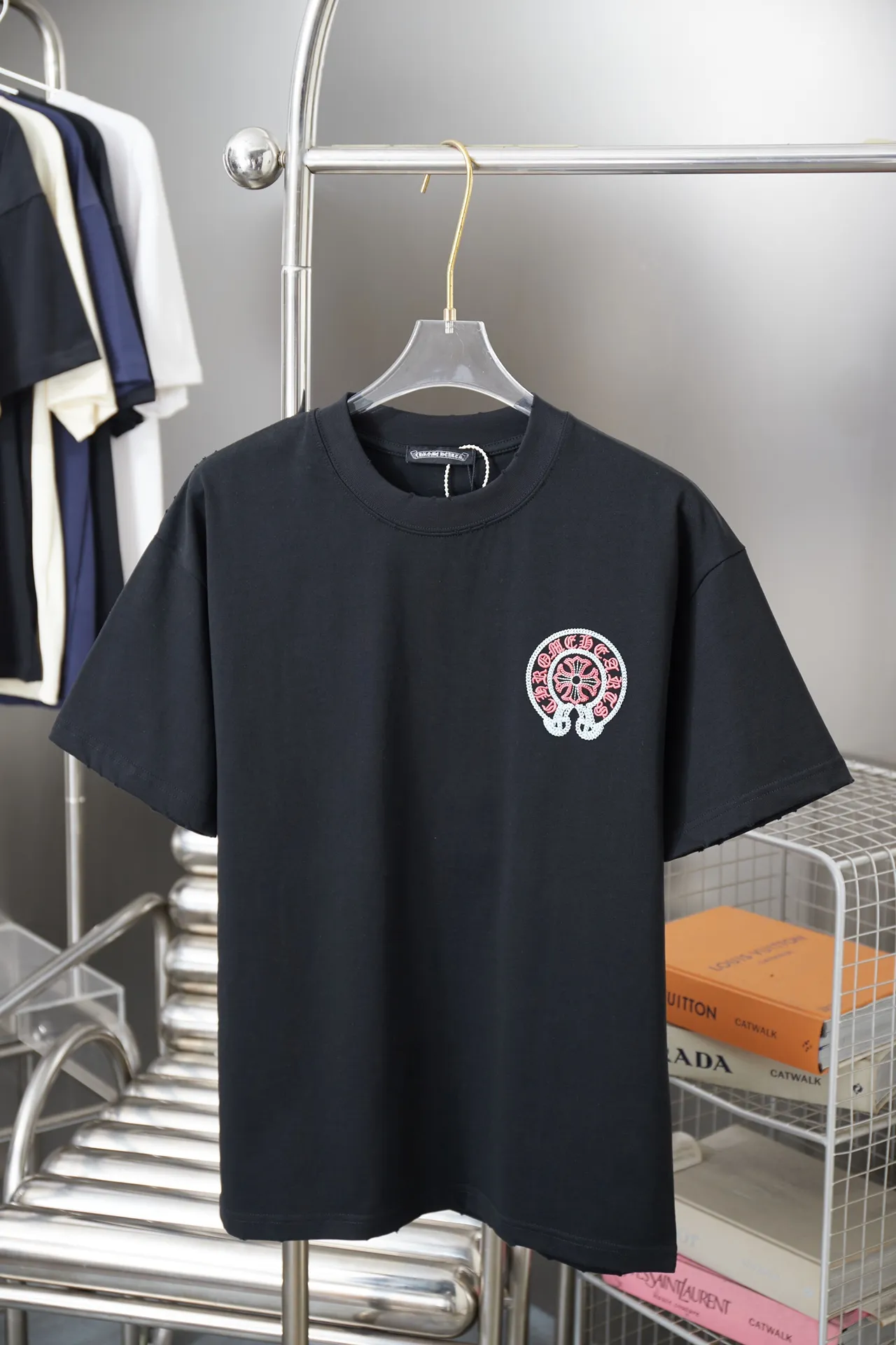 🅿️200 Ch*ome Hearte 25SS Early Spring New Style Embroidered Crow Heart Short Sleeves Light Luxury Essential Item for Daily Commuting for Men and Women Correct Version Welcome to Compare Detailed Features · 320g 100% pure cotton double yarn jersey fabric · Custom dyed in the same vat, special thickened 32 pieces double-strand 1X1 thread · Imported Tajima machine hollow embroidery ➕ tatami embroidered Crow Heart letters · Garment washing➕Tear on collar, cuffs, hem · Double-needle stitching across seams · Original main mark, washed tag, branded moisture-proof paper packaging Color: Black/White Size: S/M/L/XL